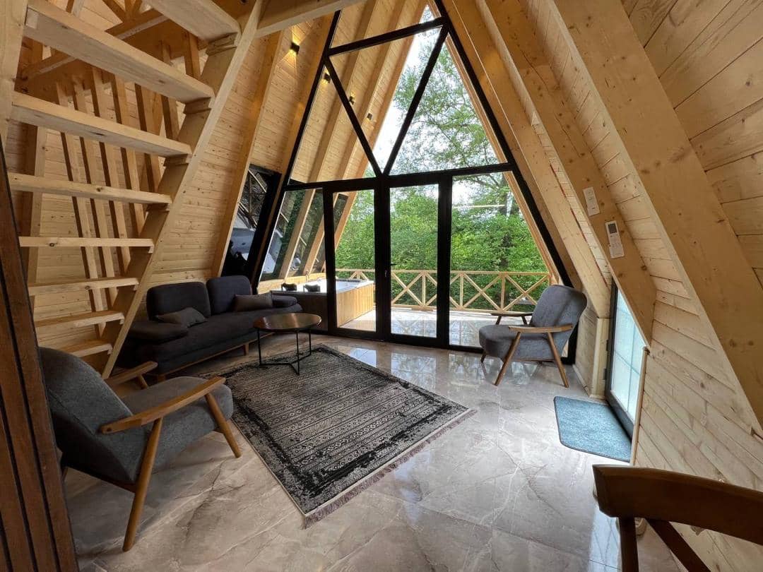 کلبه سوئیسی جنگلی جکوزی دار در برنجستانک