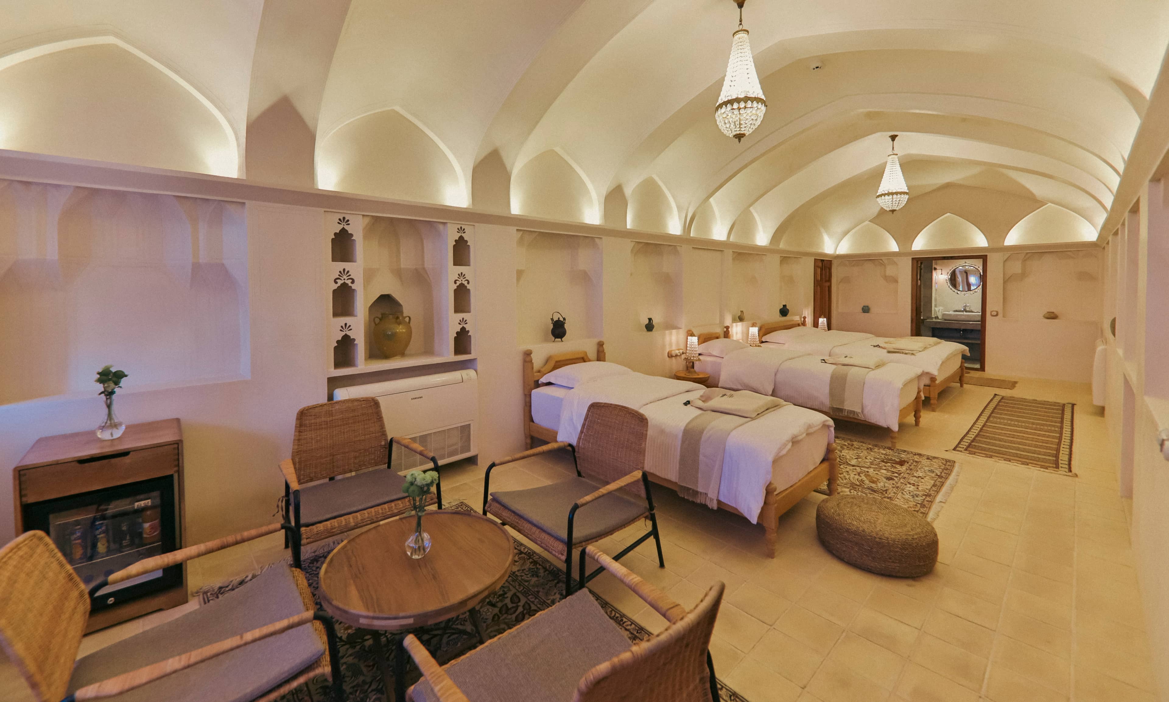 اجاره بوتیک هتل سنتی در فاضل نراقی کاشان - چکاوک