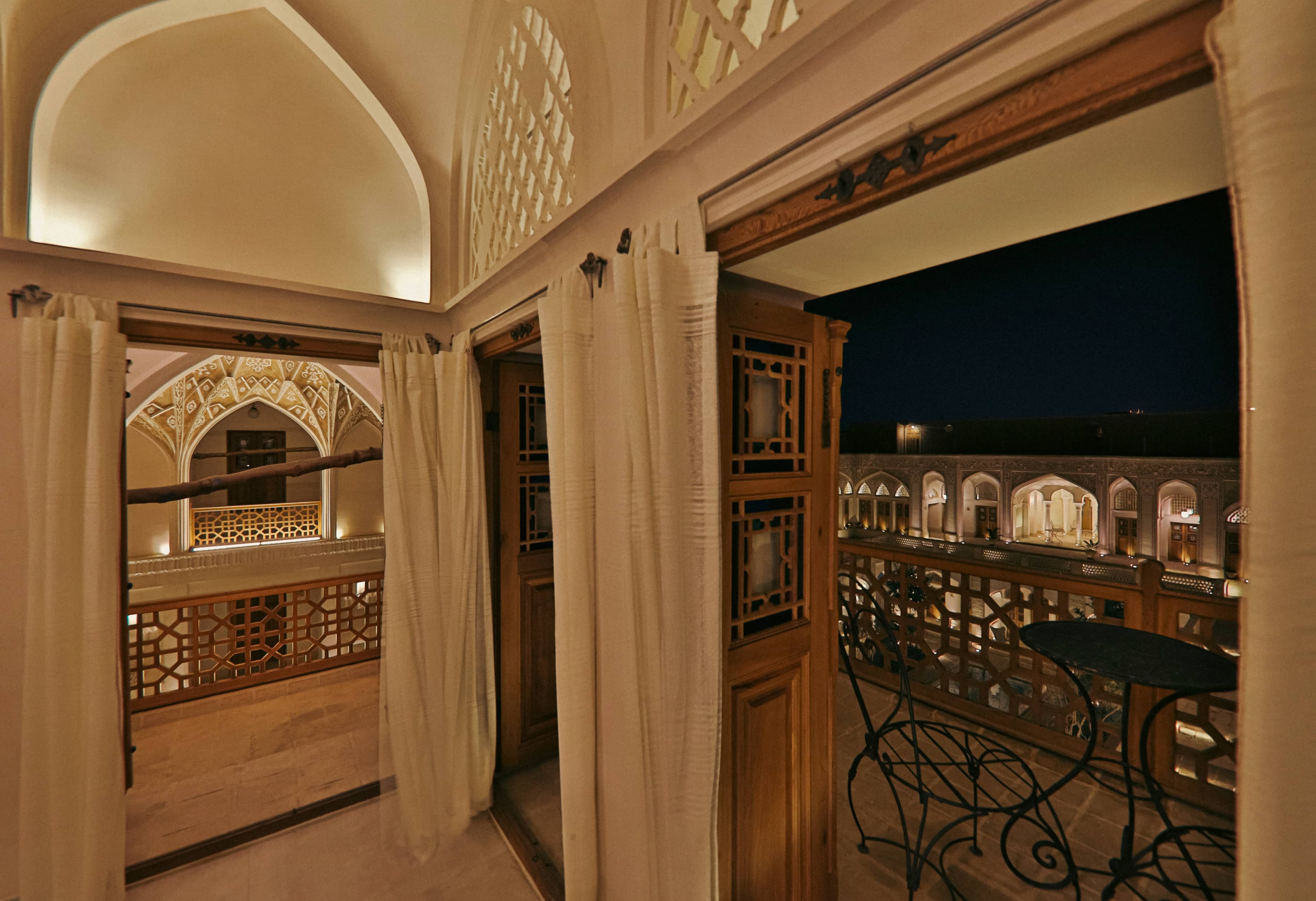 اجاره بوتیک هتل سنتی در فاضل نراقی کاشان - مینا