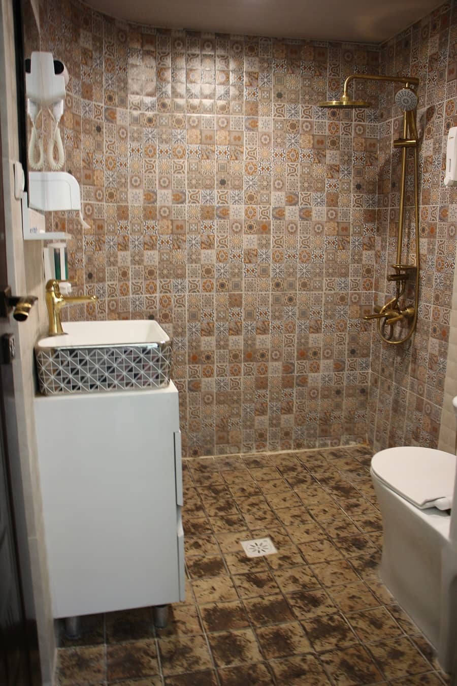 اجاره بوتیک هتل سنتی در مشیرشرقی شیراز  - شهریار