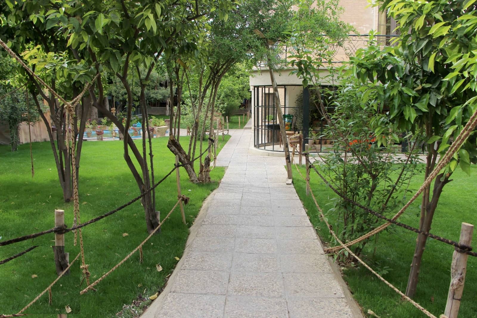 اجاره بوتیک هتل سنتی در مشیرشرقی شیراز  - شهریار