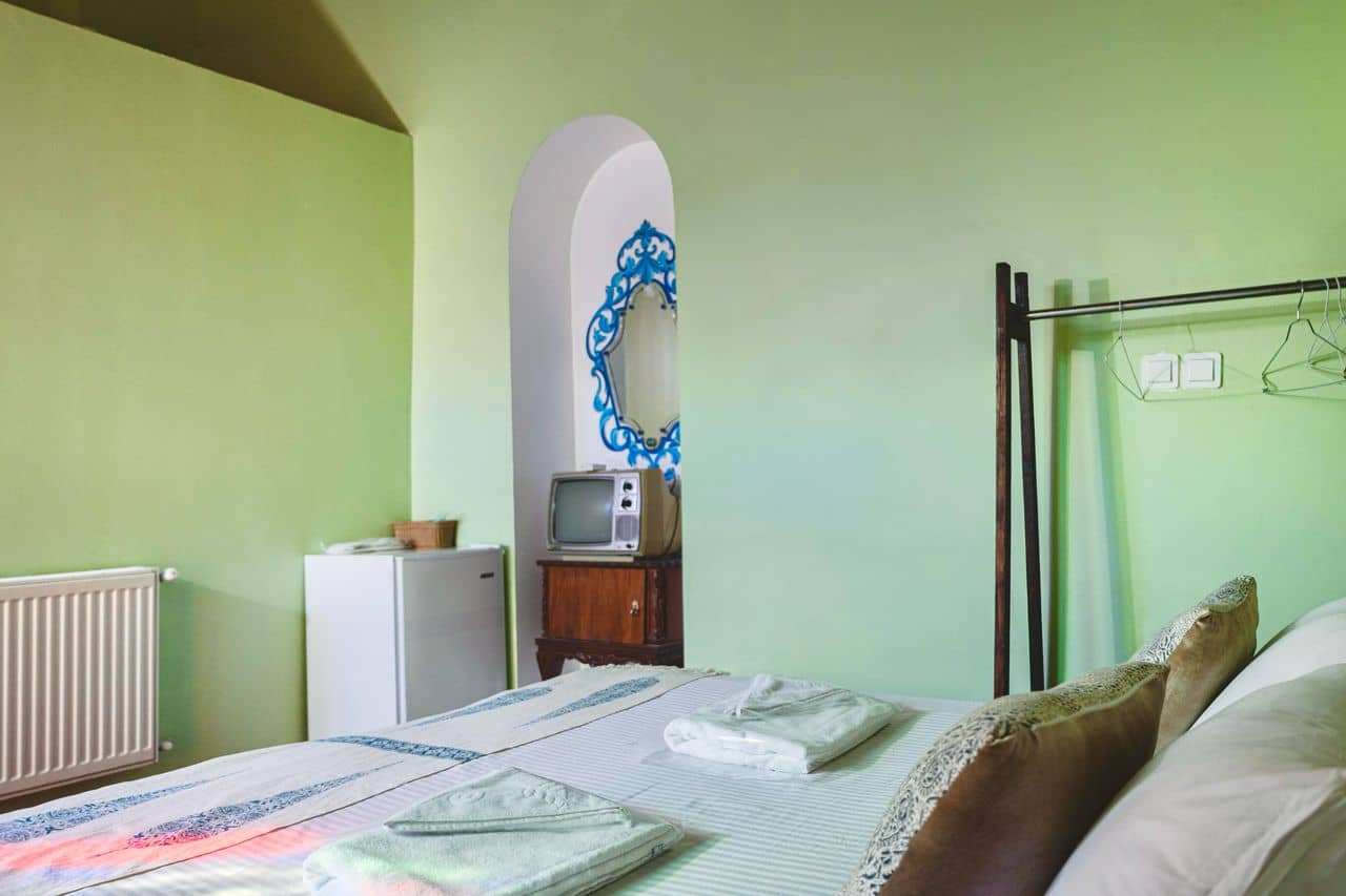 اجاره بوتیک هتل در خیابان لطفعلی خان زند شیراز - شکوفه 2 تخته