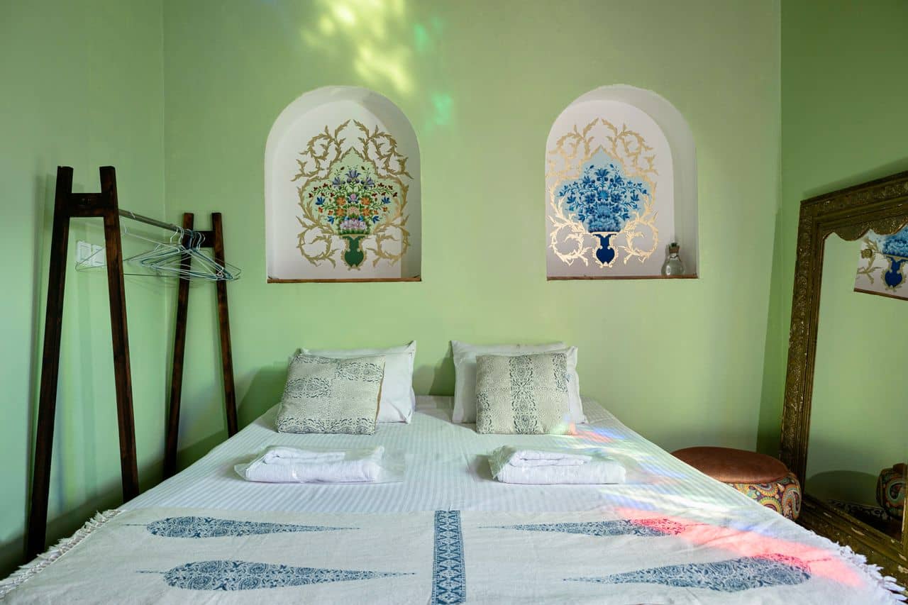 اجاره بوتیک هتل در خیابان لطفعلی خان زند شیراز - شکوفه 2 تخته