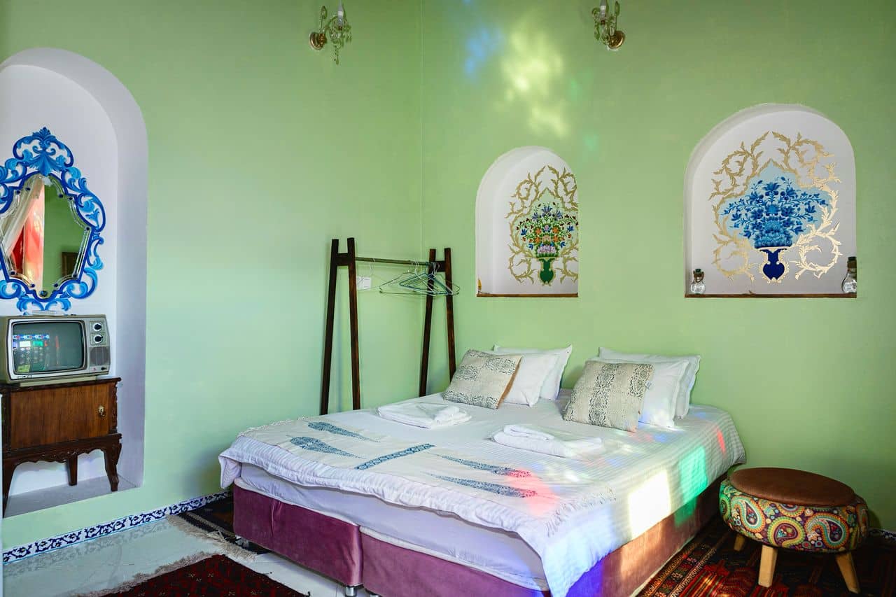 اجاره بوتیک هتل در خیابان لطفعلی خان زند شیراز - شکوفه 2 تخته