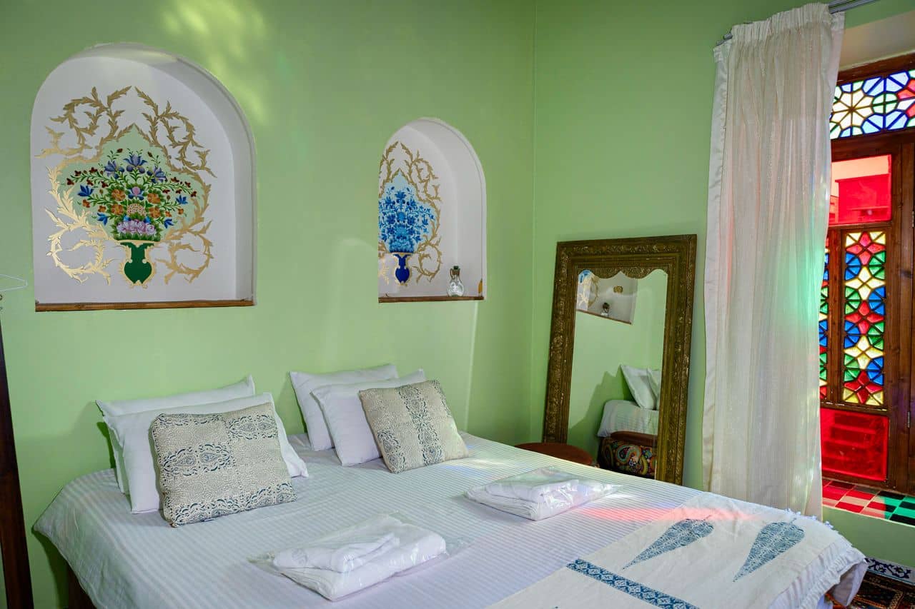 اجاره بوتیک هتل در خیابان لطفعلی خان زند شیراز - شکوفه 2 تخته