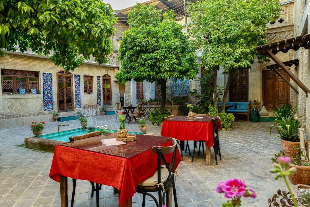 اجاره بوتیک هتل در خیابان لطفعلی خان زند شیراز - یاس 2 تخته