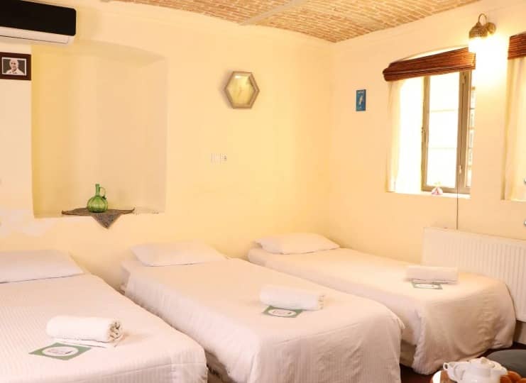 اجاره بوتیک هتل سنتی در مشیرشرقی شیراز  - فریدون مشیری