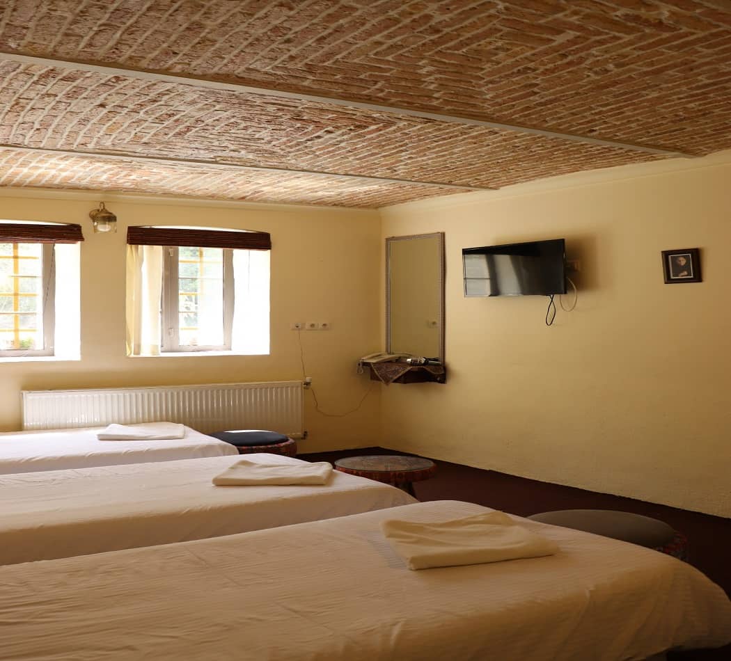 اجاره بوتیک هتل سنتی در مشیرشرقی شیراز  - فریدون مشیری