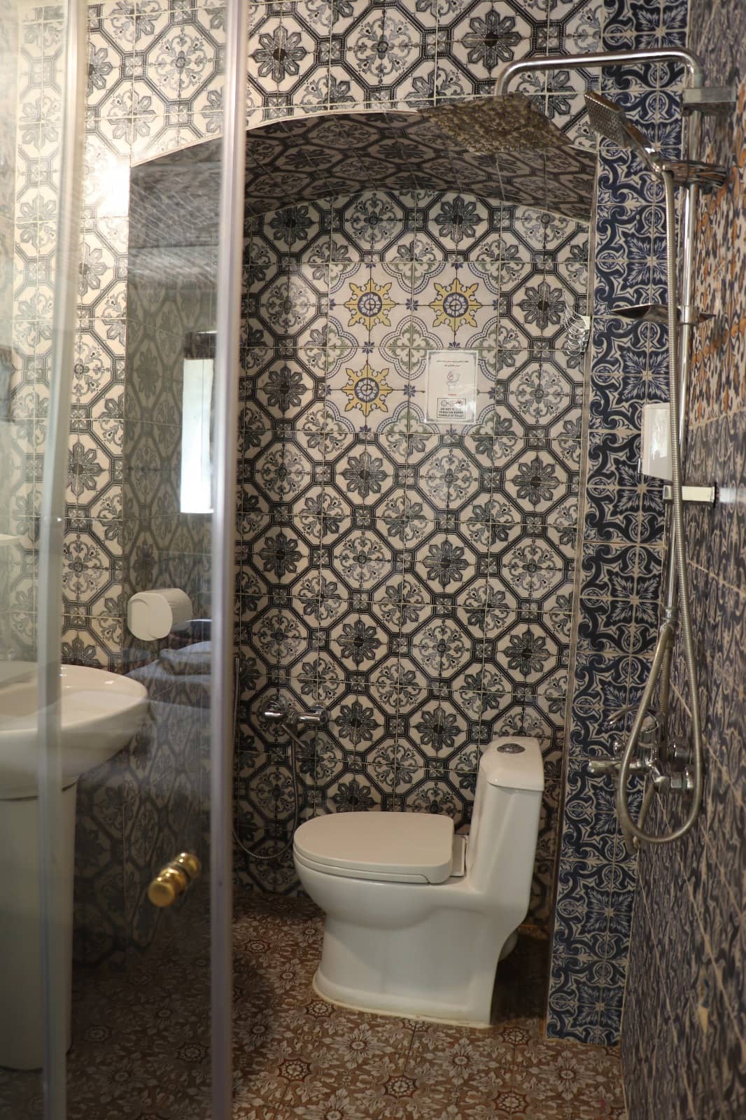 اجاره بوتیک هتل سنتی در مشیرشرقی شیراز  - فریدون مشیری