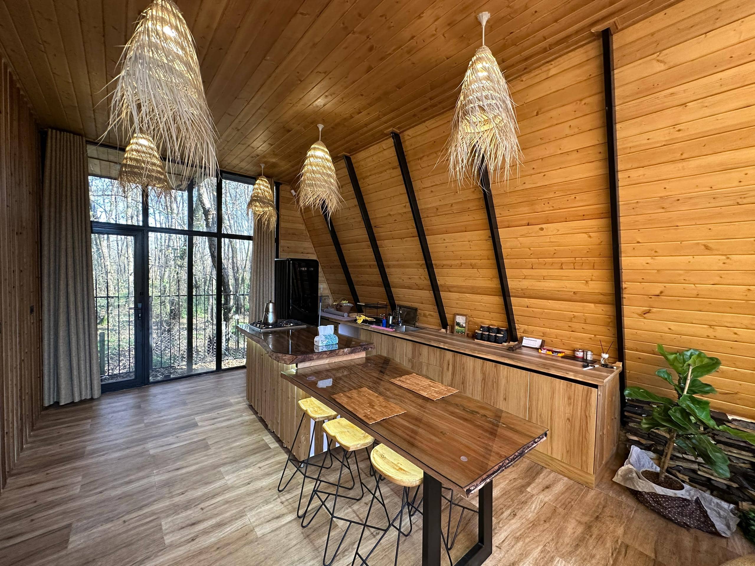 اجاره کلبه سوئیسی با جکوزی در سلمان شهر