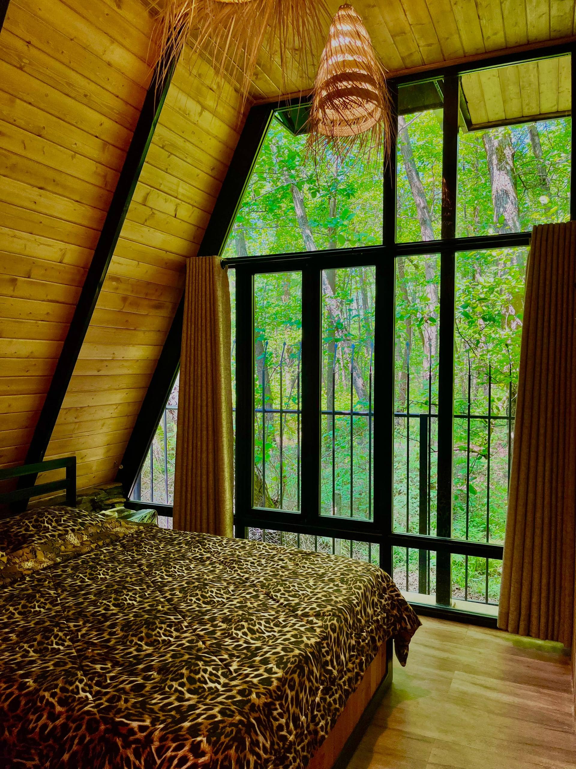 اجاره کلبه سوئیسی با جکوزی در سلمان شهر سالن