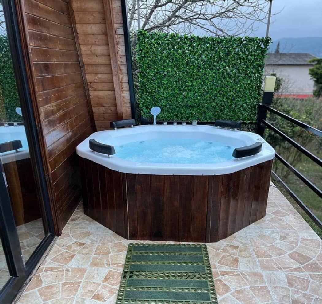 اجاره کلبه سوئیسی جنگلی با جکوزی در شیرگاه