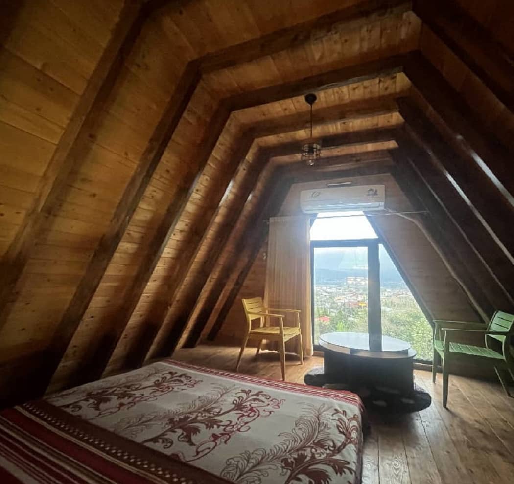 اجاره کلبه سوئیسی جنگلی با جکوزی در شیرگاه