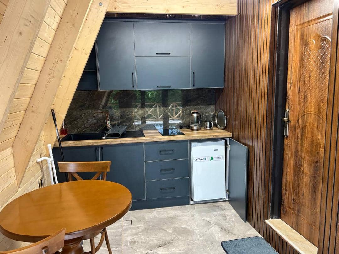 کلبه سوئیسی جنگلی در برنجستانک