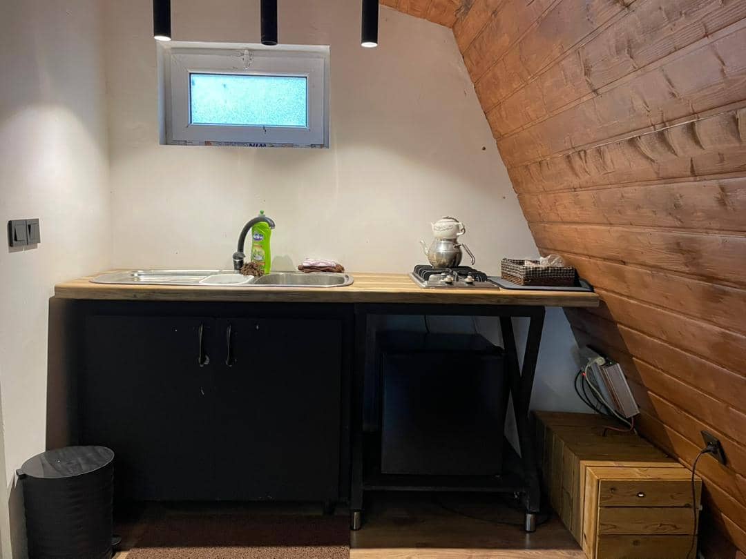 کلبه سوئیسی جنگلی در فیلدم رامسر  نما کلبه