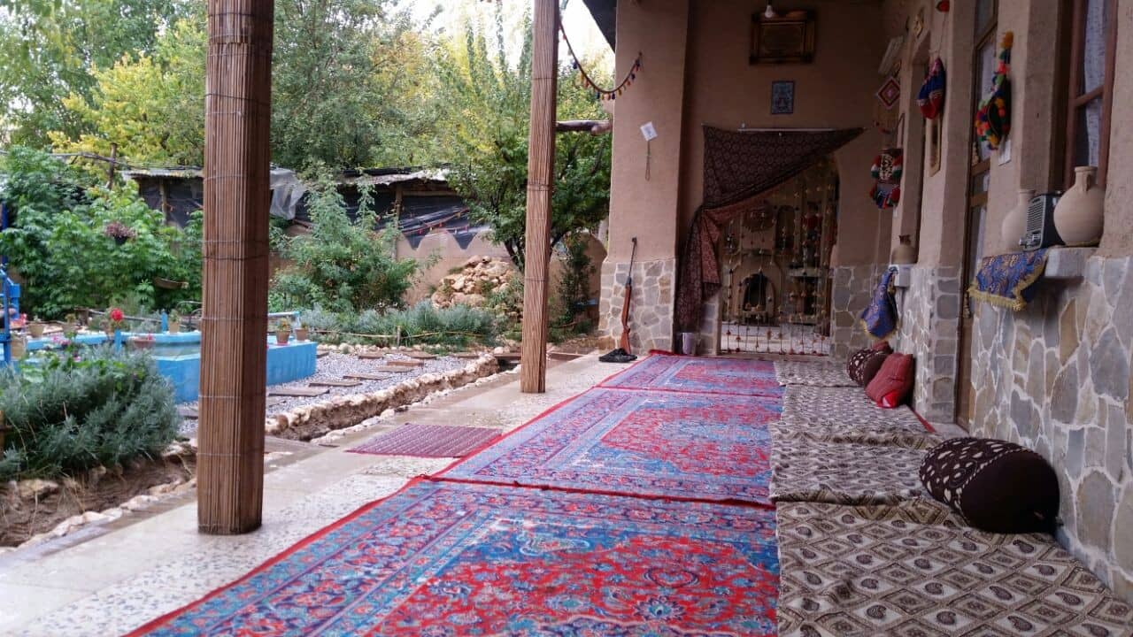 اجاره اقامتگاه بومگردی در هفشجان با امکانات عالی و سرویس سفارش غذا