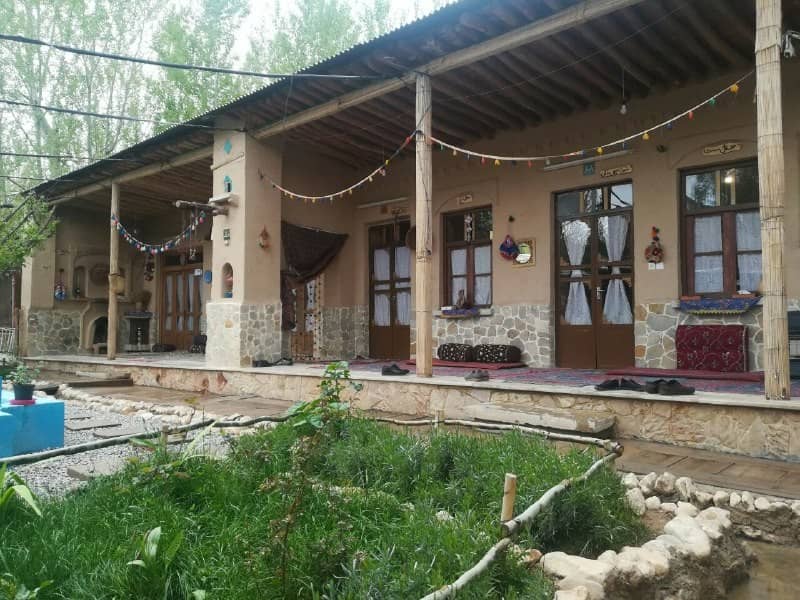 اجاره اقامتگاه بومگردی در هفشجان با امکانات عالی و سرویس سفارش غذا