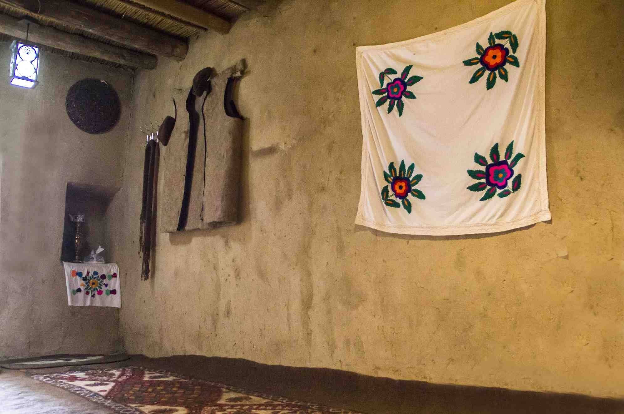 اجاره اقامتگاه بومگردی و اتاق سنتی در قلعه بالا بیارجمند