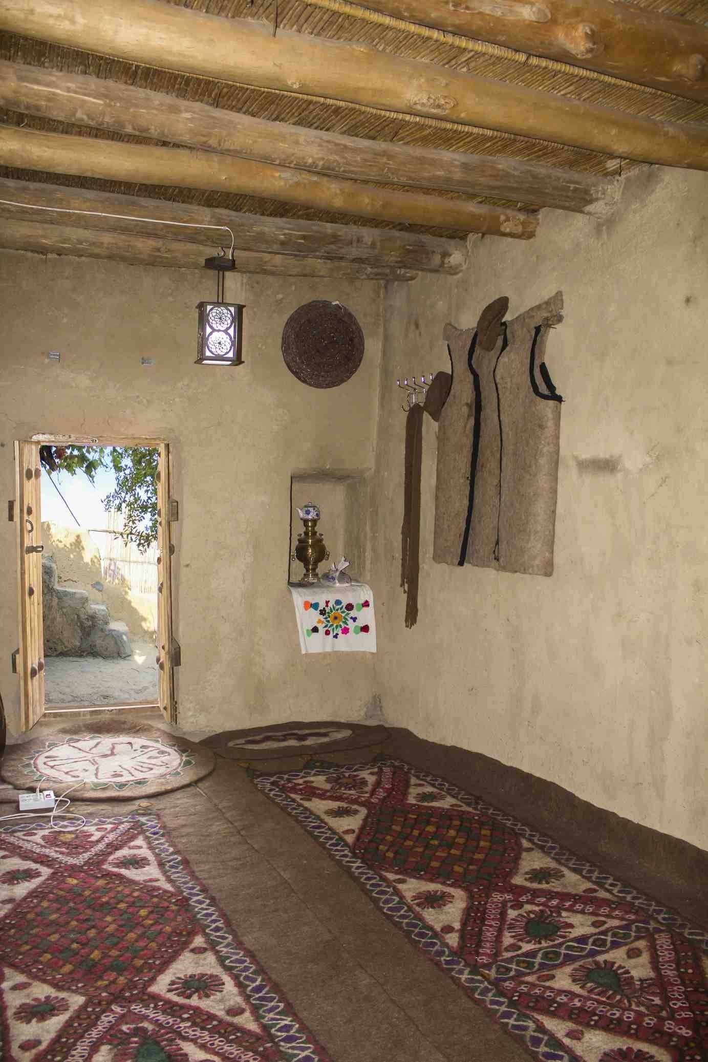 اجاره اقامتگاه بومگردی و اتاق سنتی در قلعه بالا بیارجمند