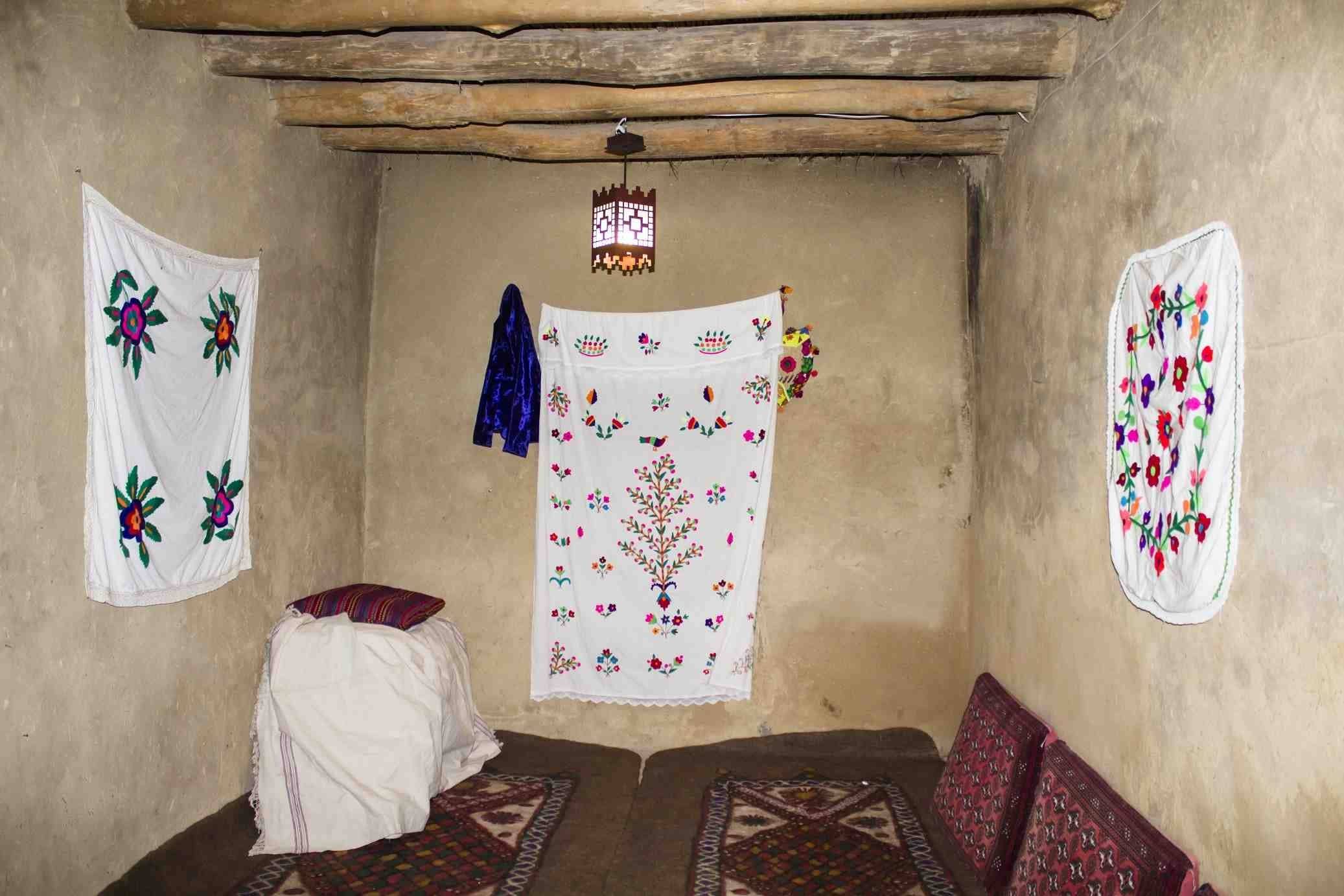 اجاره اقامتگاه بومگردی و اتاق سنتی در قلعه بالا بیارجمند