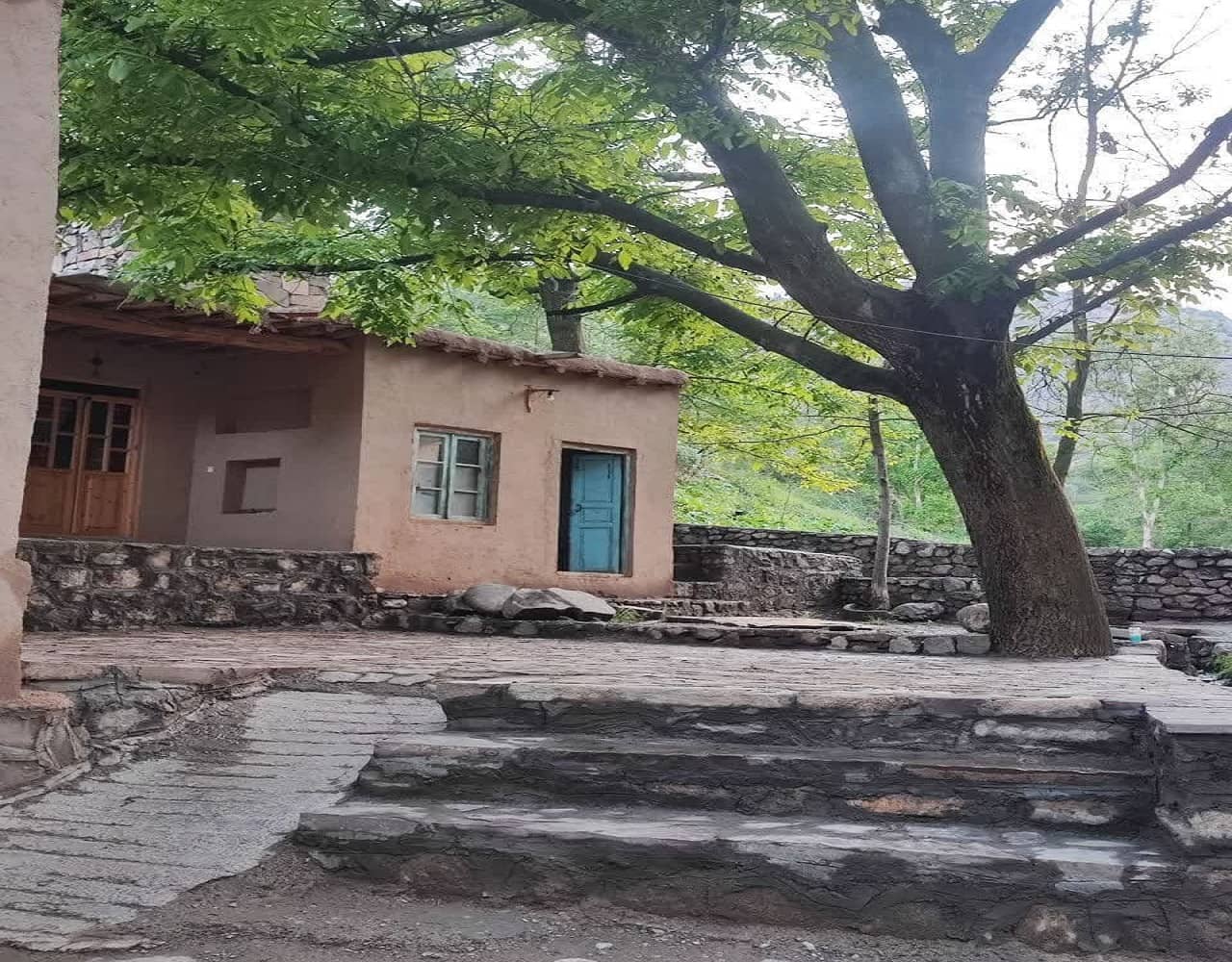 بومگردی روستایی در چهارراه کلات نادری - آبشار