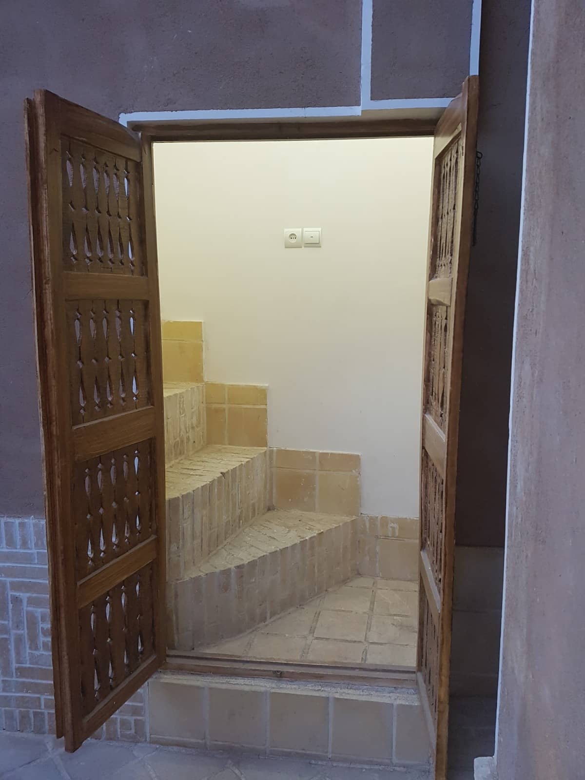 اجاره اقامتگاه سنتی در کاشان  - گوشواره بالا 