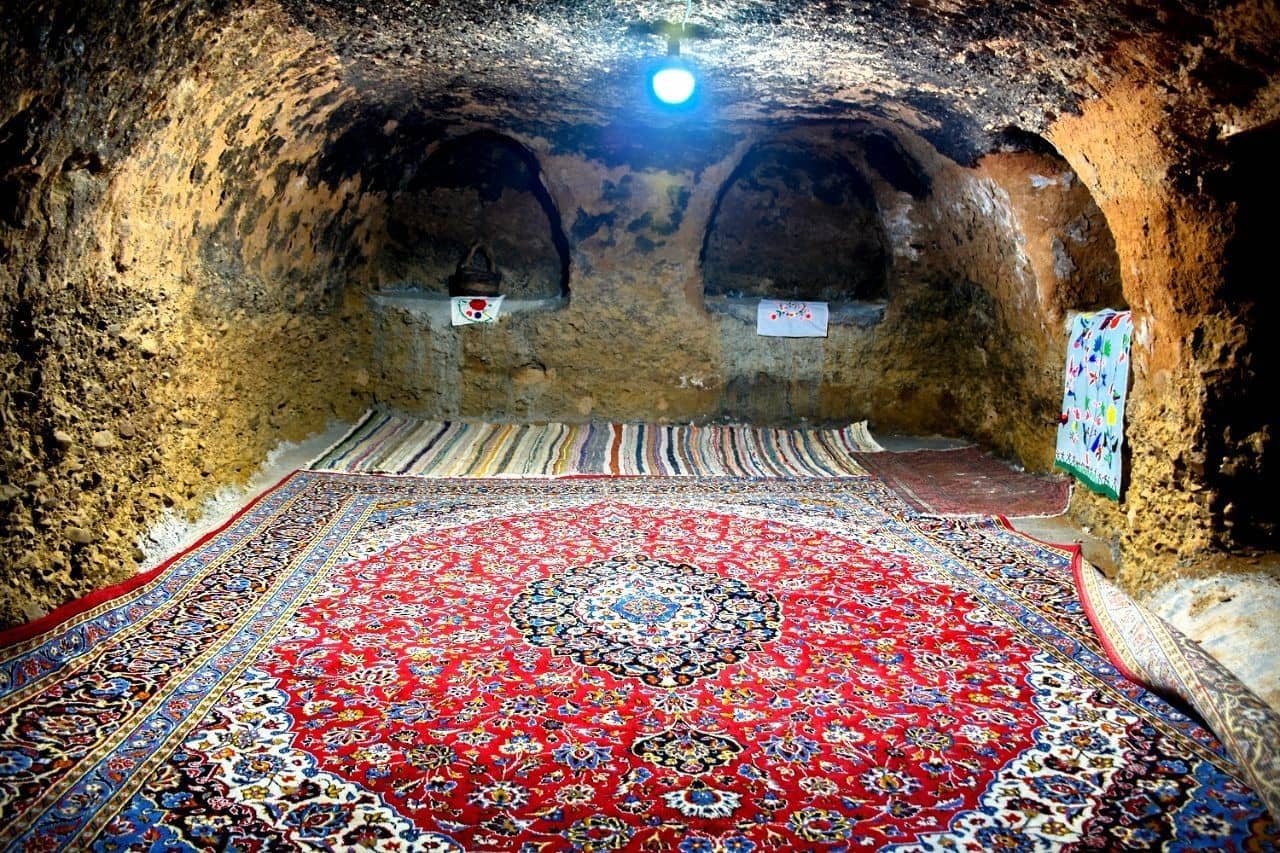 اجاره اتاق دست کند سنتی در ایور کاشمر - ریوش