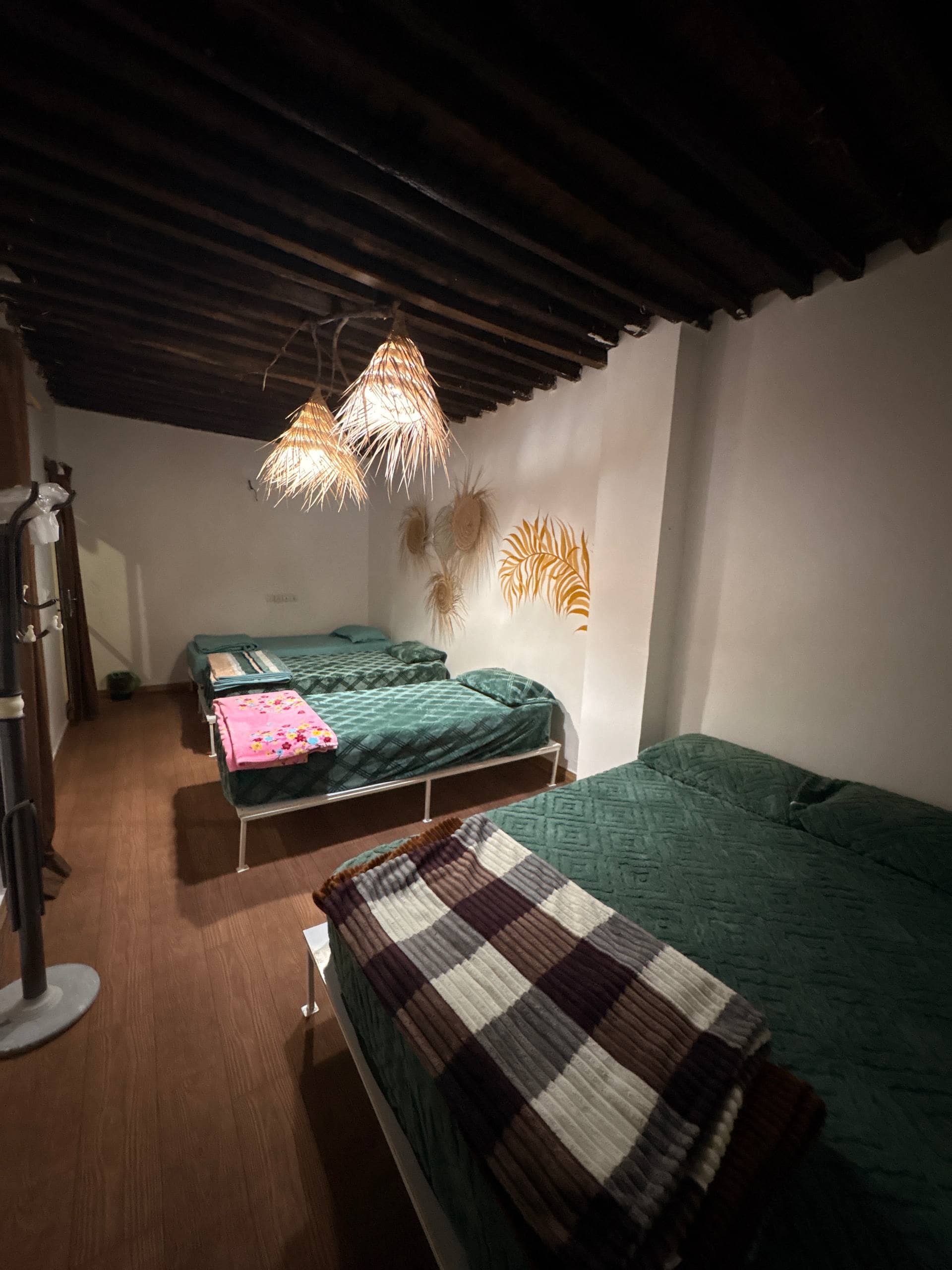 اجاره اتاق بوم گردی در باغستان پارسیان - اتاق3 نما بیرون و نشیمن اشتراکی 