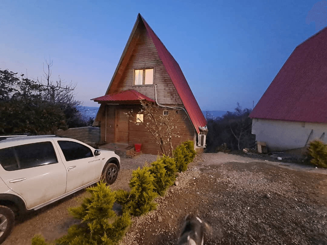 اجاره کلبه سوئیسی در روستا قرآن تالار شیرگاه - لفور  نما کلبه 