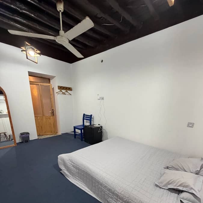 اجاره بومگردی در کوشکنار پارسیان - لاله گرس حیاط اقامتگاه