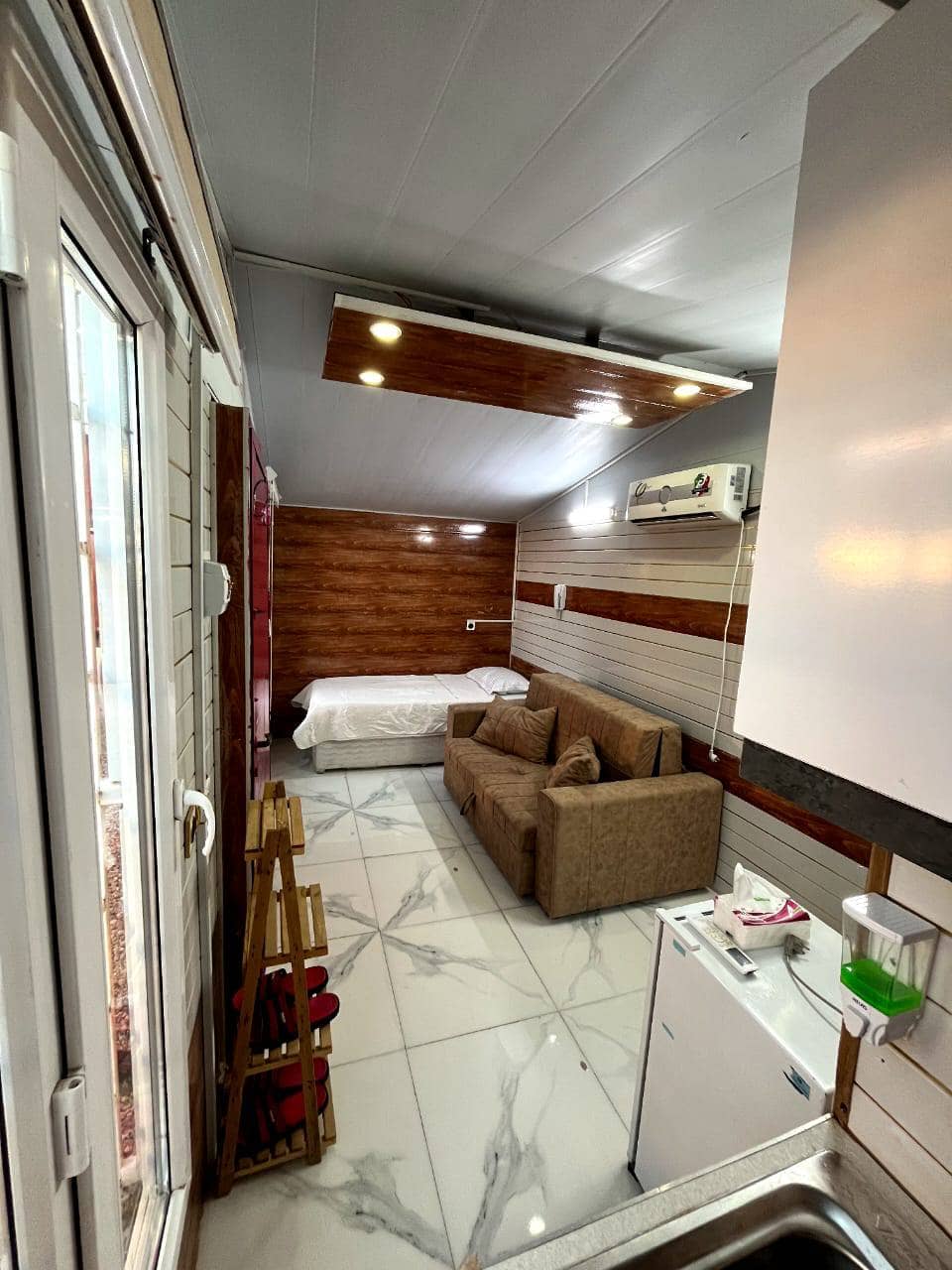 کانکس ساحلی در هرمز - سرخابی حیاط 