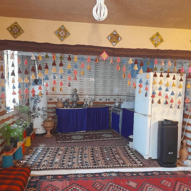 اقامتگاه بومگردی هانیس در سنندج سالن