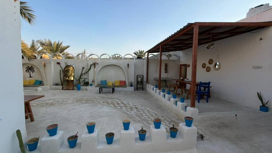 اجاره بومگردی در کوشکنار پارسیان - لاله گرس حیاط اقامتگاه