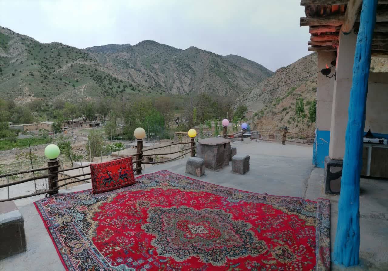 اجاره بومگردی در روستا چهارراه لایین در کلات - 20 متر نما اقامتگاه 