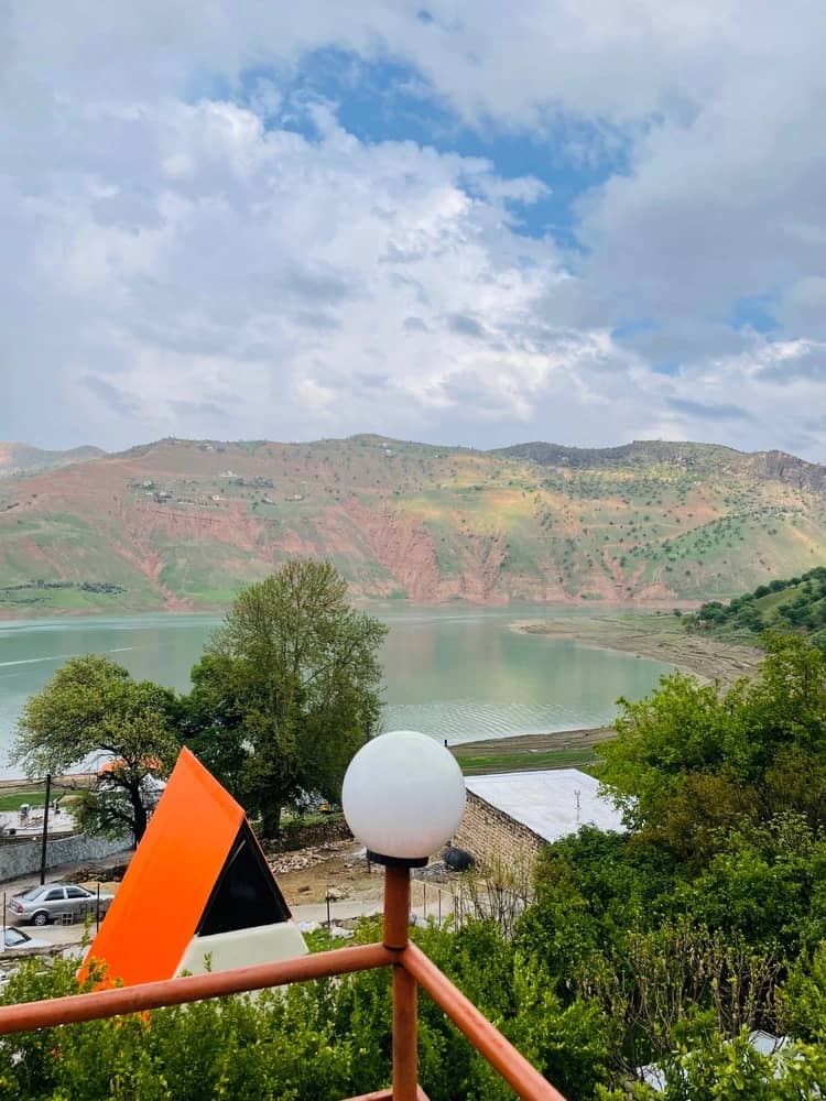 ویلا با چشم انداز به دریاچه در روستای غریبی ها روبروی زراس