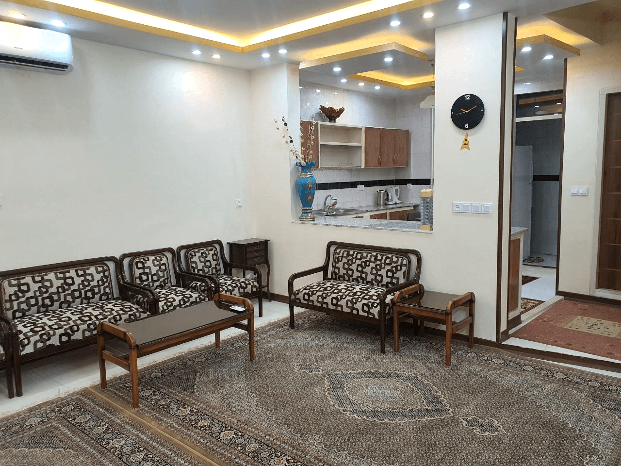 اجاره آپارتمان تکخواب در صفائیه یزد  سالن و ورودی اتاق 