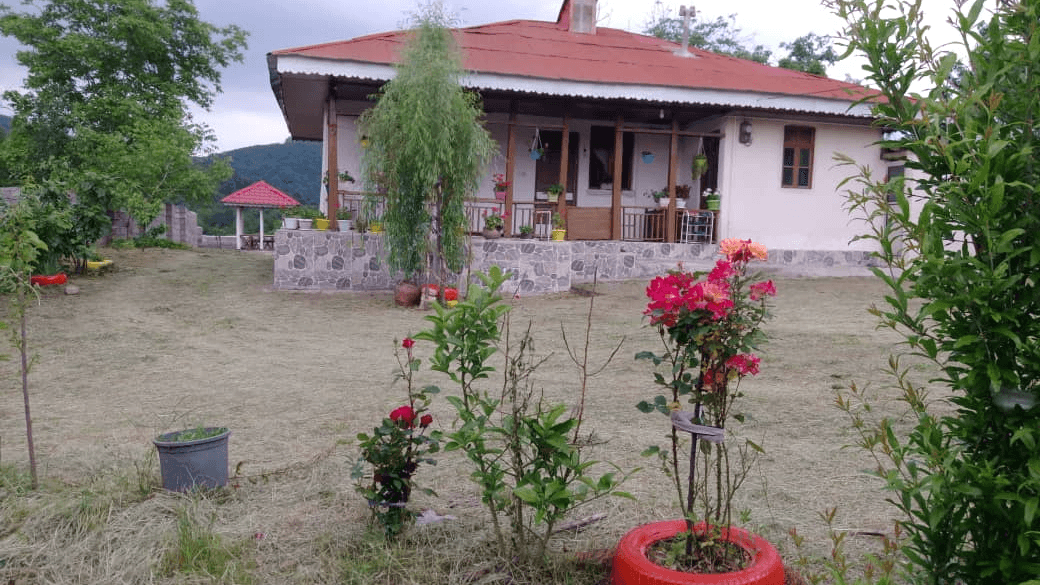  ویلا باغ سنتی در روستای حلیمه جان - فدک  حیاط و نما 