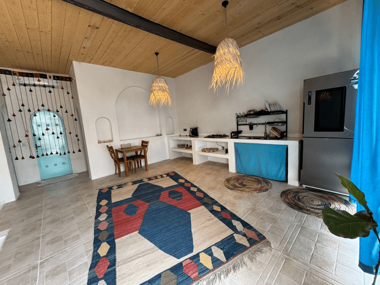 ویلا دوخوابه با استخر روباز در طبل قشم - کوکو حیاط و استخر 