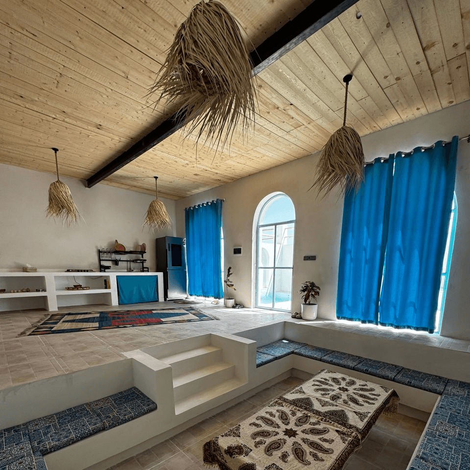 ویلا دوخوابه با استخر روباز در طبل قشم - کوکو حیاط و استخر 