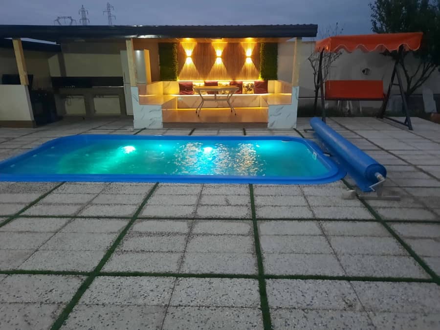 کلبه سوئدی با استخر روباز آبگرم در بهشهر  نما کلبه 