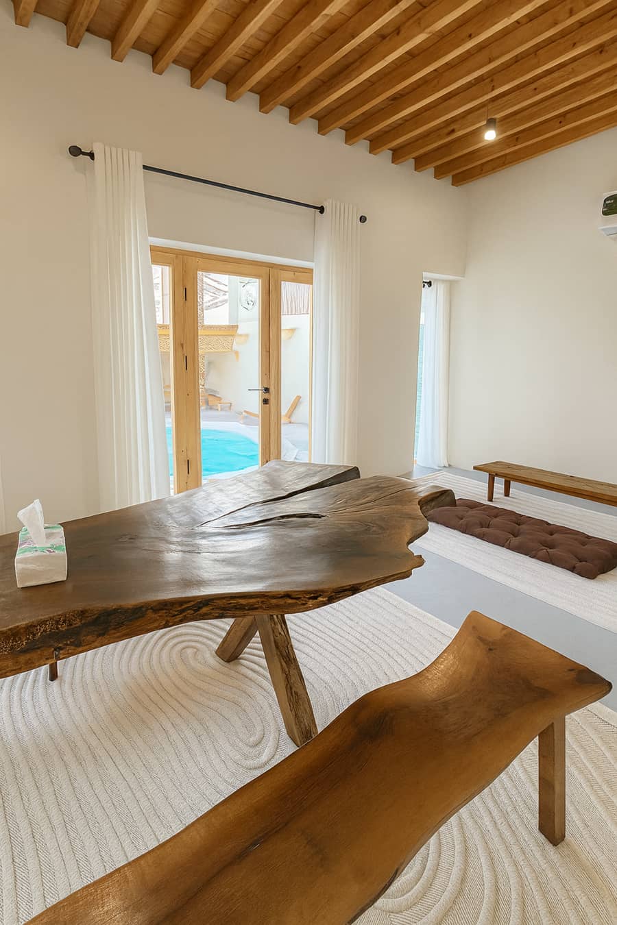 ویلا دوخوابه با استخر روباز آبگرم در سوزا قشم - VVIP استخر روباز آبسرد 