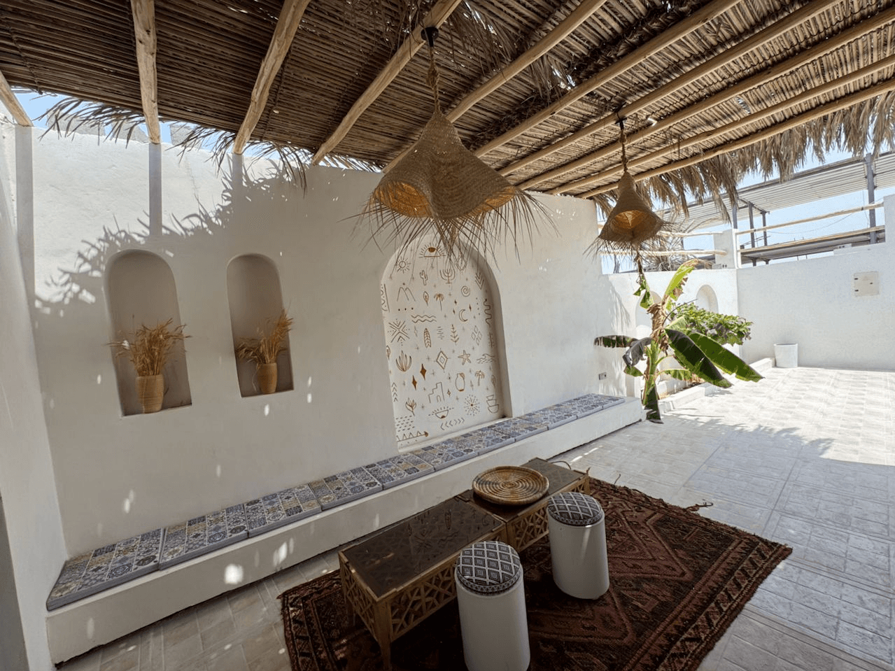 ویلا دوخوابه با استخر روباز در طبل قشم - گواوا حیاط و نما 