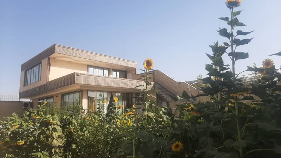 ویلا با استخر روباز آبسرد در اسفهران فلاورجان - اصفهان  نما ساختمان و استخر 
