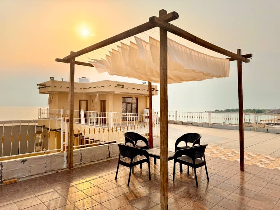 اقامتگاه بومگردی ساحلی در روستا بوستانو پارسیان - اتاق 5 تخته حیاط و نما