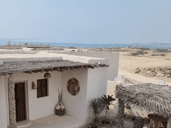 اقامتگاه بومگردی ساحلی در روستا مسن قشم - تافال  حیاط و نما اتاق ها 