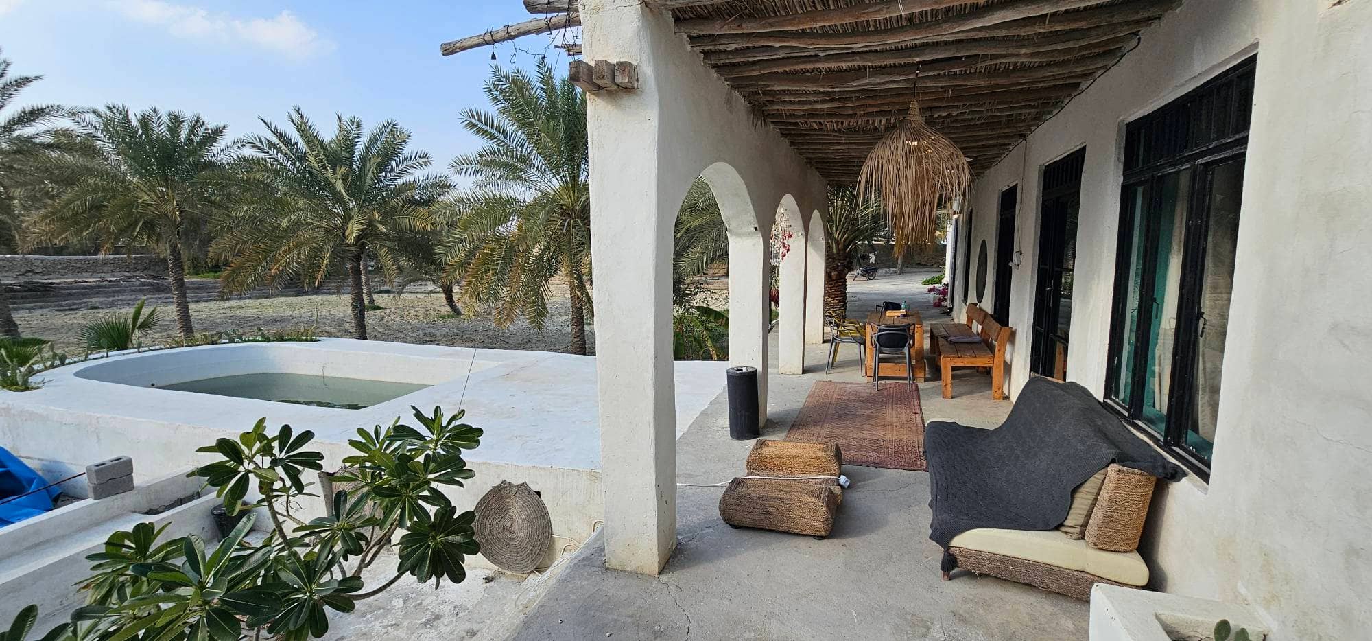 بومگردی در روستا معتمدآباد طبل - کاکتوس حیاط و استخر 