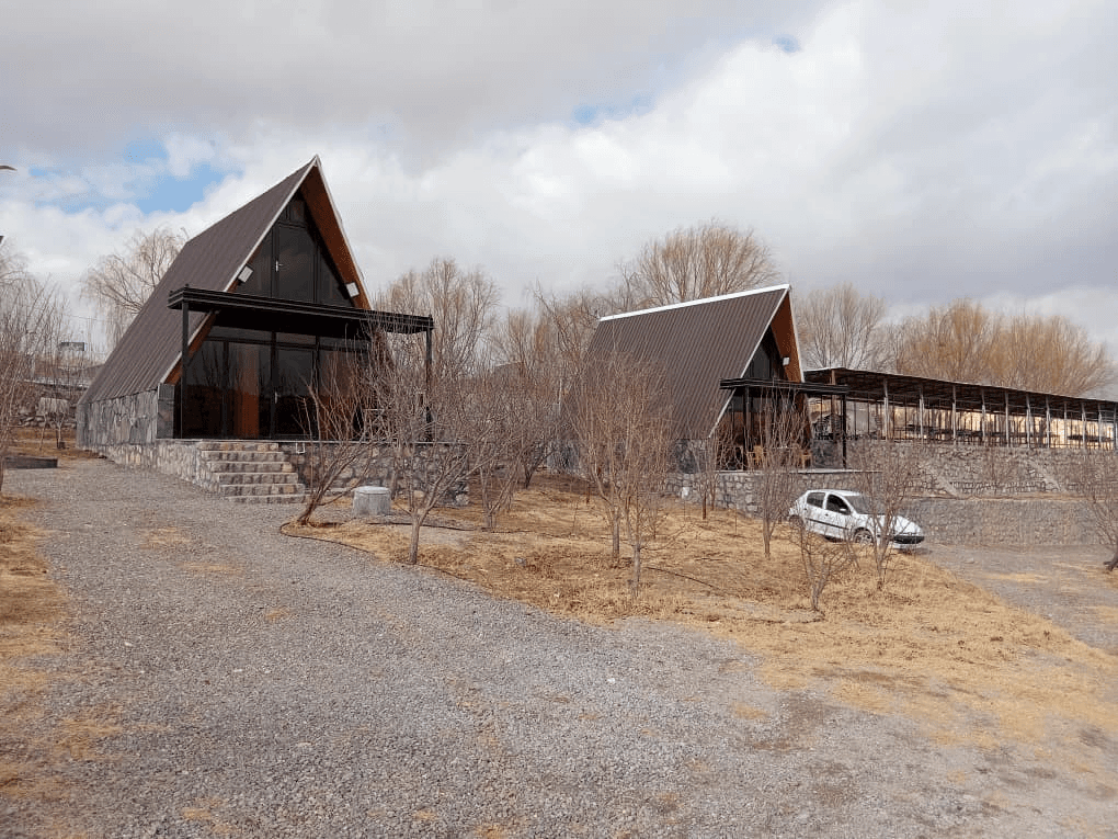 اجاره کلبه سوئیسی در نرمه سفلی سمیرم - 2 عکس نما کلبه 