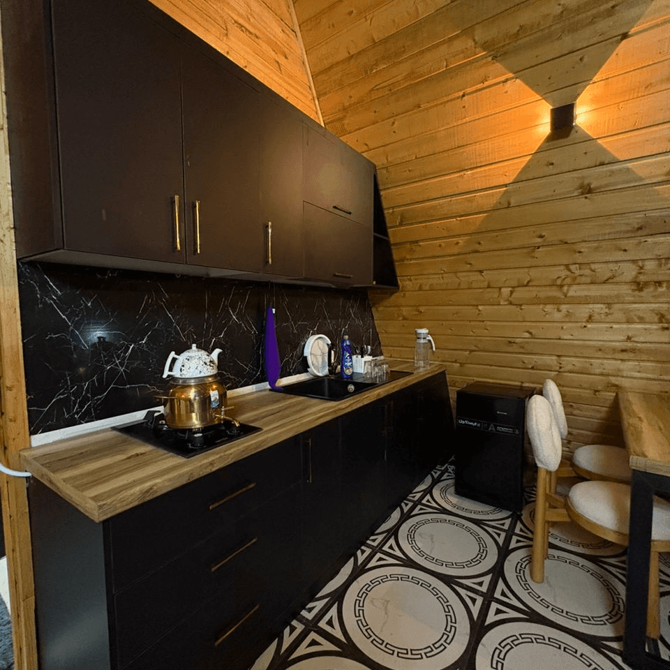 اجاره کلبه سوئیسی جکوزی دار در لاکان رشت - دوخواب نما کلبه 