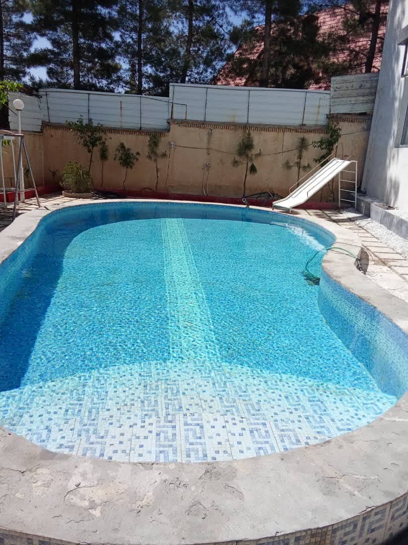 ویلا با استخر روباز آبسرد در حومه شهر شیراز  نما ویلا 