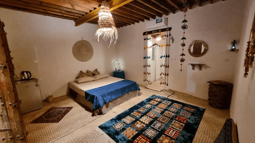   اقامتگاه بومگردی ساحلی در روستا مسن قشم - کُنته  حیاط و نما بیرون اتاق ها 